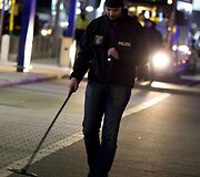 Policininkas su metalo detektoriumi