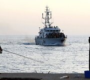 Su migrantais atplaukiantis laivas