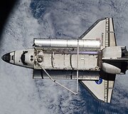 I&scaron; tarptautinės kosmoso stoties nufotografuotas erdvėlaivis &bdquo;Discovery&ldquo;.