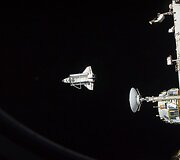 I&scaron; tarptautinės kosmoso stoties nufotografuotas erdvėlaivis &bdquo;Discovery&ldquo;.