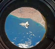 I&scaron; tarptautinės kosmoso stoties nufotografuotas erdvėlaivis &bdquo;Discovery&ldquo;.