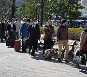 Autobusų laukiantys Sendajaus miesto gyventojai.