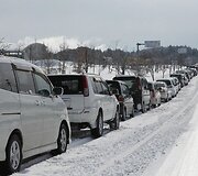 Inčinoseki mieste eilėje prie degalinės i&scaron;sirykiavę automobiliai.