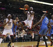 LeBronas Jamesas (centre)
