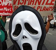 Protestuotojas su kauke