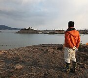 Vyras stovi cunamio nuniokotame Rikezentakatos mieste