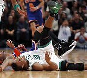 Nugriuvę Rajonas Rondo (balta apranga) ir Carmelo Anthony