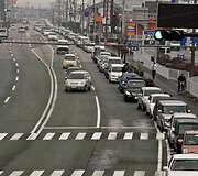 Automobilių eilė prie degalinės