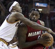 Danielis Gibsonas ir LeBronas Jamesas