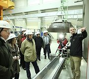 Gidas lankytojomas pasakoja apie atominę elektrinę.