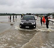 Apsemtu keliu važiuojantis automobilis.