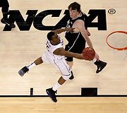 Kemba Walkeris (su kamuoliu) ir Mattas Howardas