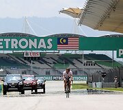 Jarno Trulli trasoje važinėja dviračiu