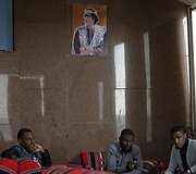 Muamaro Kadhafi paveikslas Tripolyje esančioje kavinėje.