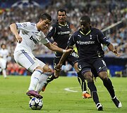 Cristiano Ronaldo (kairėje) ir Sebastienas Bassongas(de&scaron;inėje)