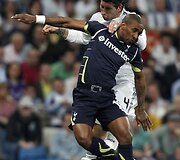 Jermain Defoe (priekyje) ir Sergio Ramosas