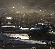 Tarp nuolaužų stovintis apgadintas BMW