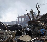 Vyrai cunamio nuniokotame Minamisanriko mieste