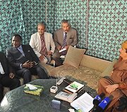 Pietų Afrikos Respublikos prezidentas Jacobas Zuma (kairėje), Kongo Respublikos prezidentas Denis Sassou N'Guesso (antras i&scaron; kairės) ir  Muamaras Kadhafi (de&scaron;inėje)