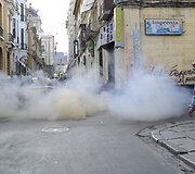 A&scaron;arinėmis dujomis bandoma i&scaron;vaikyti protestuotojus.