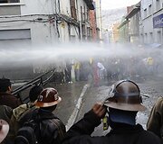 Vandens srove bandoma i&scaron;vaikyti protestuotojus.