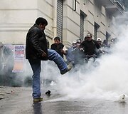 Protestuotojas nuspyrė a&scaron;arinių dujų balionėlį