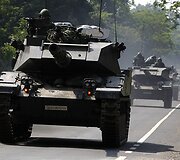 Tankai važiuoja važiuoja prie Tailando ir Kambodžos sienos.