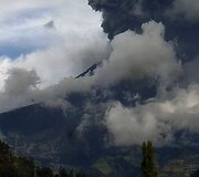 Pelenų debesis gaubia Tungurahua ugnikalnį.