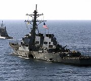 Traukiamas per i&scaron;puolį sugadintas JAV laivas &bdquo;USS Cole&ldquo;  (2000 m. spalis)