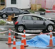 Aik&scaron;telėje stovintys sulamdyti automobiliai