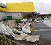 Nuplė&scaron;to stogo dalys &scaron;alia prekybos centro