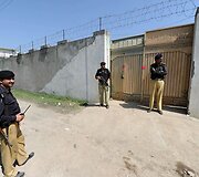 Pakistano policininkai stovi stovyklos vartų, kurioje buvo nukautas Osama bin Ladenas