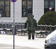 I&scaron;minuotas apsirengęs apsauginiu kostiumu eina link įtartino krep&scaron;io.