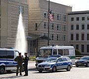 Policijos automobiliai prie JAV ambasados Berlyne