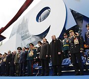 Dimitrijus Medvedevas ir Vladimiras Putinas su Antrojo pasaulinio karo veteranais