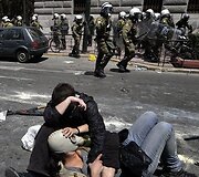 Protestuotojai po susirėmimo su riau&scaron;ių policija