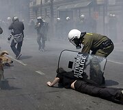 Sulaikomas protestuotojas