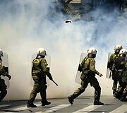 Link policininkų atskrenda protestuotojų mesta benzino bomba