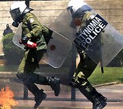 Pareigūnai pa&scaron;oko bandydami i&scaron;vengti protestuotojų mestos benzino bombos