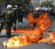 Protestuotojai į riau&scaron;ių policijos pareigūnus mėtė benzino bombas.