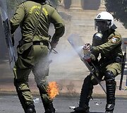 Riau&scaron;ių policininkas gesina degančias kolegos kelnes