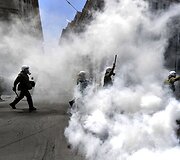 A&scaron;arinių dujų pagalba vaikomi protestuotojai