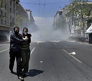 Protestuotojai eina tolyn nuo a&scaron;arinių dujų.