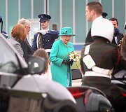 Didžiosios Britanijos karalienė Elizabeth II (centre)