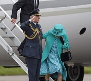 Didžiosios Britanijos karalienė Elizabeth II ir princas Philipas (kairėje)