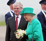 Eamonas Gilmore'as ir Didžiosios Britanijos karalienė Elizabeth II