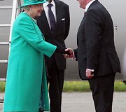 Eamonas Gilmore'as (de&scaron;inėje) pasitinka Didžiosios Britanijos karalienę Elizabeth II ir princą Philipą