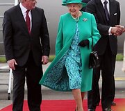 Eamonas Gilmore'as, Didžiosios Britanijos karalienė Elizabeth II ir princas Philipas (de&scaron;inėje))