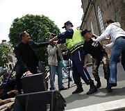 Policininkas bando i&scaron;skirti mu&scaron;eikas
