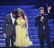 Scotty McCreery ir Lauren Alaina laukia kol Ryanas Seacrestas (de&scaron;inėje) paskelbs balsavimų rezultatus